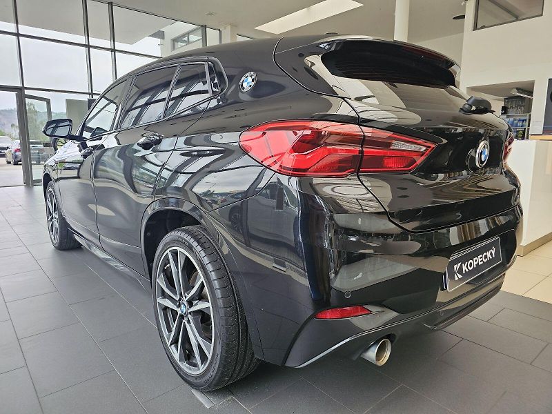 BMW X2 sDrive18i - fotka 4 z 24