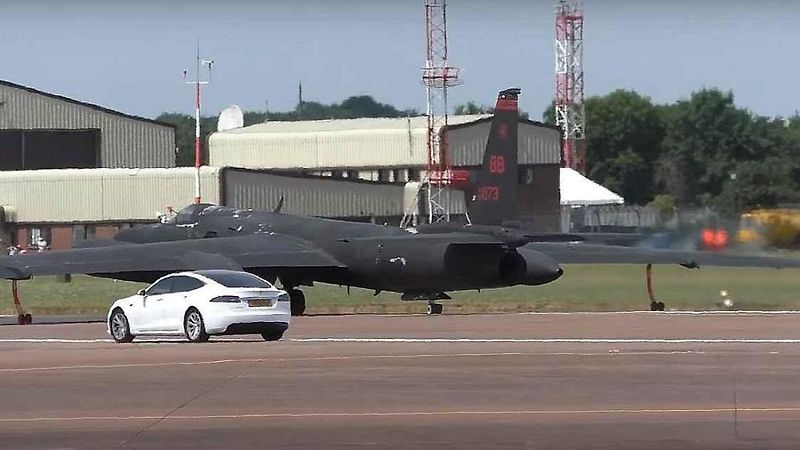 Chevrolet Camaro a Lockheed U-2.