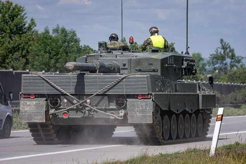 První armádní výcvik přesunu tanků Leopard 2A4 na dálnici D35.