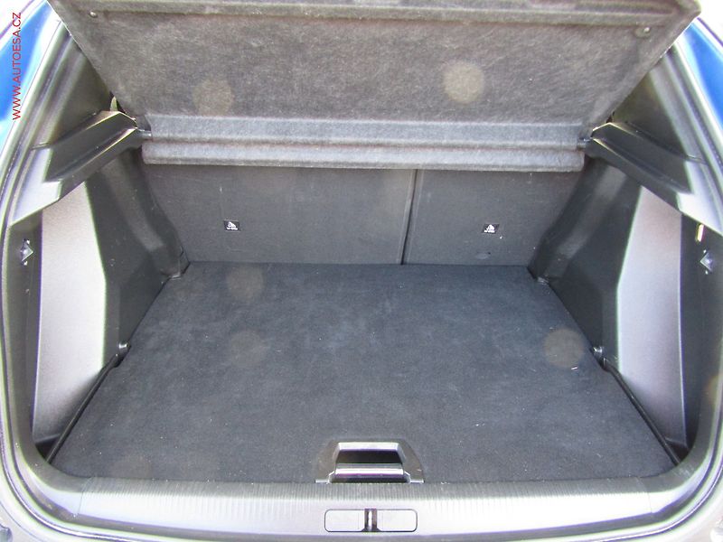 Peugeot 2008 (2021) 1.5 HDi, ČR, Allure, navi - fotka 7 z 21