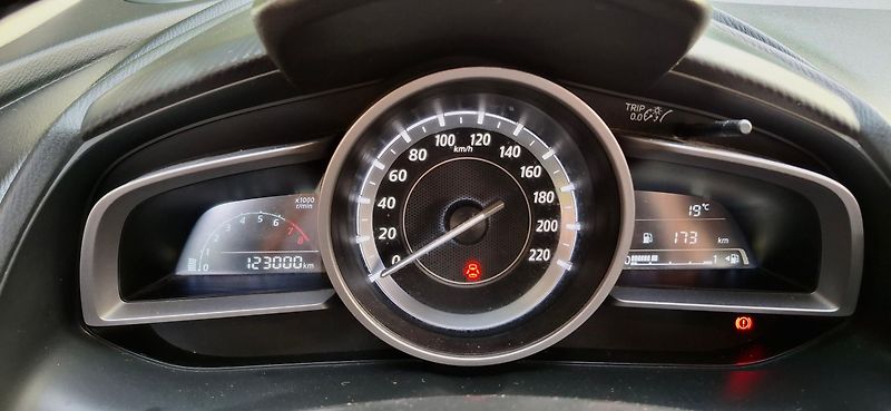 Mazda 2 1.5 66 KW výbava - fotka 26 z 41