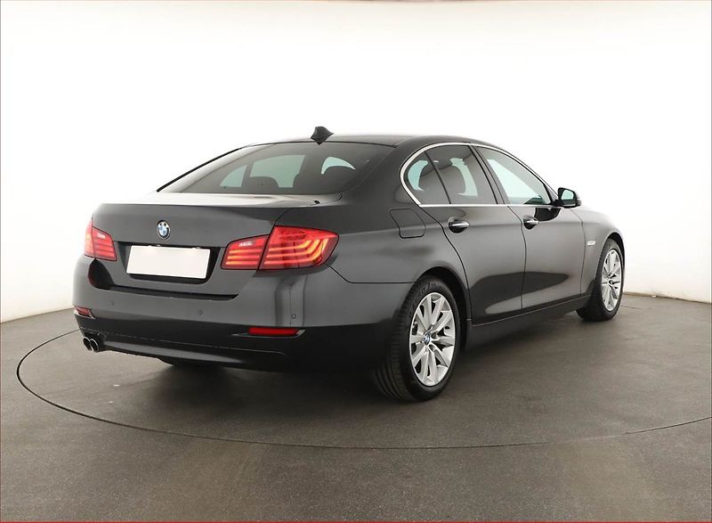 BMW Řada 5 (2013) 520d xDrive, 4X4, Automat, ČR - fotka 5 z 20