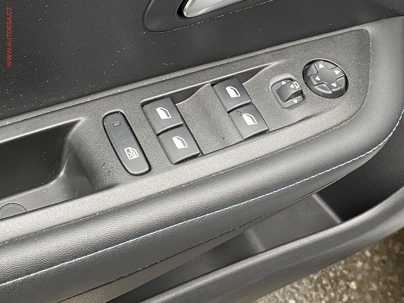 Peugeot 208 (2021) 1.2 PT, AC, tempo, kamera - fotka 11 z 18