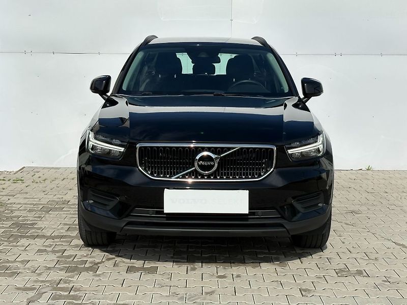 Volvo XC40 Momentum core T2 95kW - fotka 2 z 23