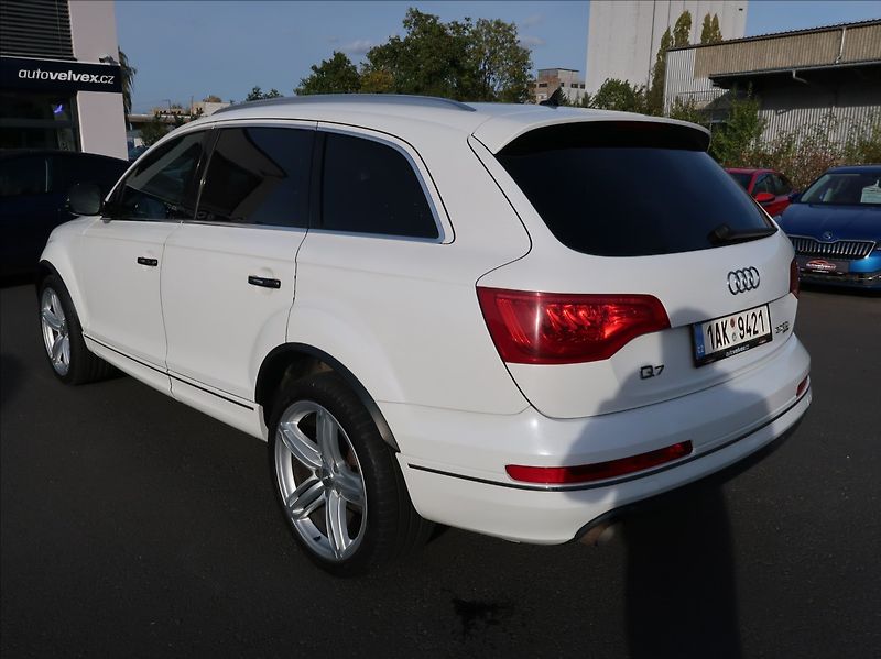 Audi Q7 3,0 TDi,176kW,NovéČR,7míst - fotka 4 z 31