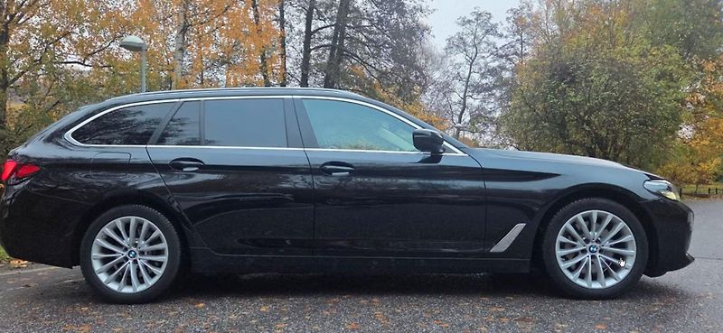 BMW Řada 5 530e xDrive Bílý interiér Taž. - fotka 7 z 25