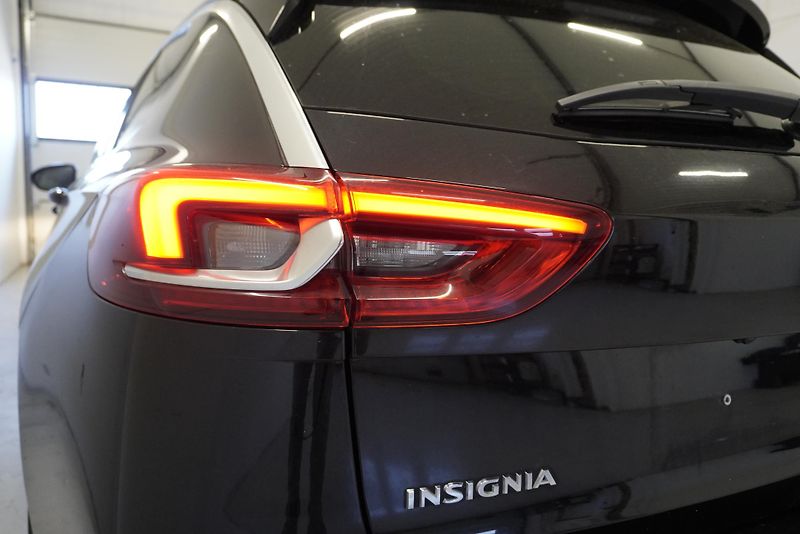 Opel Insignia 2,0T 260PS SPORTS TOURER 4X4 A - fotka 9 z 31
