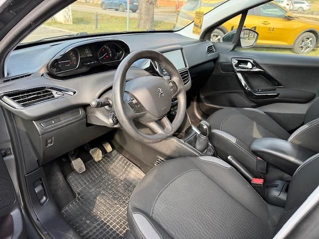 Peugeot 208 1.2i 60kw - fotka 6 z 11