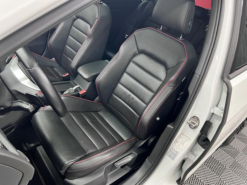 Volkswagen Golf GTI TCR, 2.0 TSI 213 kW - fotka 14 z 46