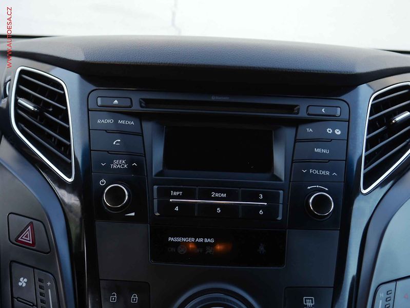 Hyundai i40 (2016) 1.6GDi, Xenon, AC - fotka 12 z 17