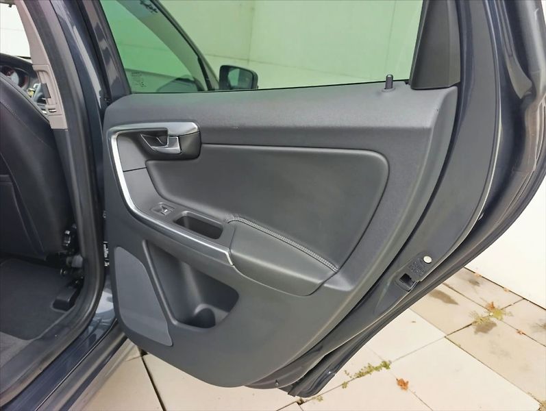 Volvo XC60 2,4 D4 Automat.4x4,Navi,Kůže, - fotka 22 z 32