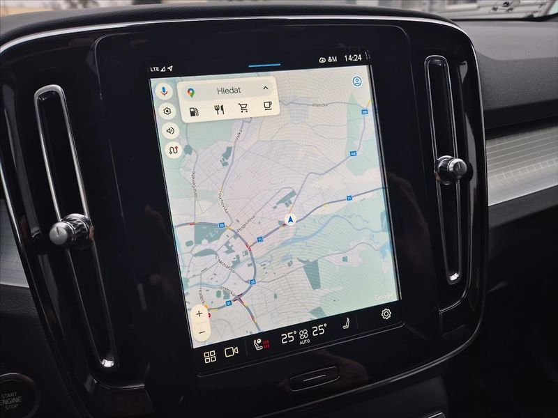 Volvo XC40 2,0 B3 Plus Dark - fotka 18 z 19