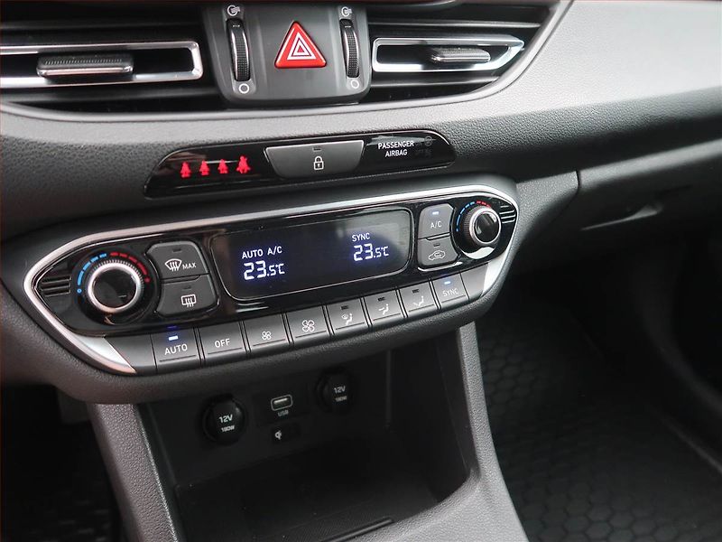 Hyundai i30 (2023) Smart 1.5 DPI, Serv.kniha - fotka 15 z 17