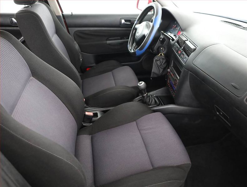 Volkswagen Golf (2002) Comfortline 1.4 16V, po STK - fotka 7 z 16