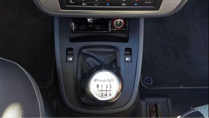 Boční lišty i lišty nárazníků zdobí chromový pásek, toto auto v základní výbavě není.