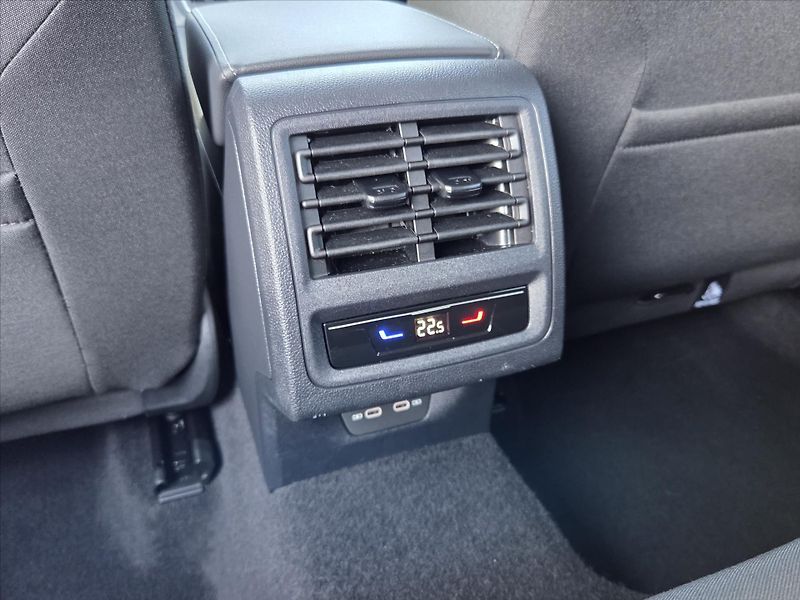 Volkswagen Golf 1,5 eTSi 110kW DSG Tov.záruka - fotka 11 z 22