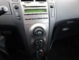 Toyota Yaris (2009) 1.0 VVT-i, ČR,1.maj - náhled 9
