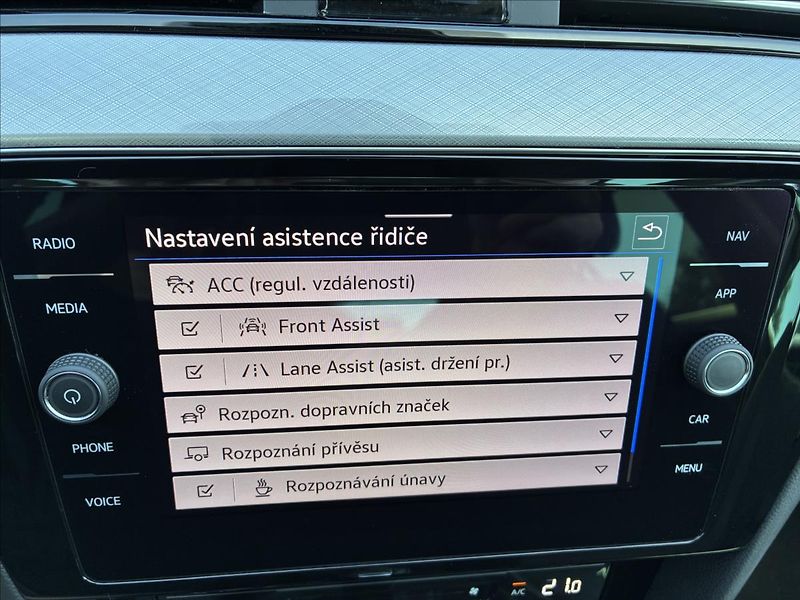 Volkswagen Passat 2,0 TDI TAŽNÉ KAMERA EL.KUFR - fotka 23 z 29
