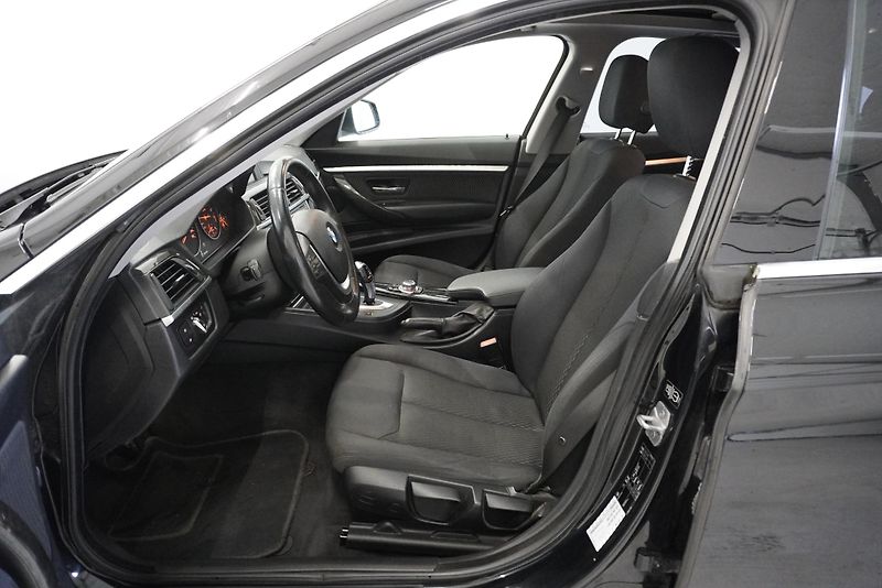 BMW Řada 3 320i LUXURY LINE AUTOMAT - fotka 29 z 35