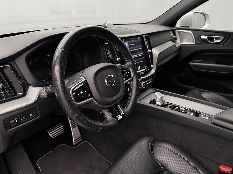 Volvo XC60 T8 AWD RECHARGE R-DESIGN AUT - fotka 23 z 51