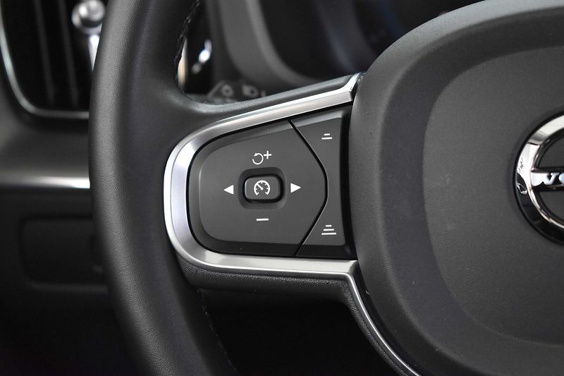 Volvo XC60 B4 ESSENTIAL*TAŽNÉ*KAMERA*DPH* - fotka 18 z 34