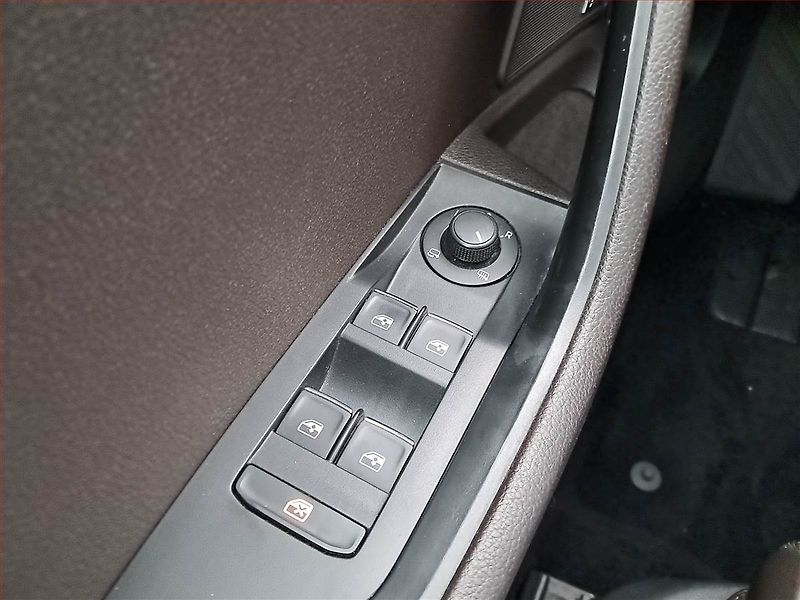 Škoda Superb (2015) Laurin&Klement 2.0 TDI 4x4 - fotka 18 z 22