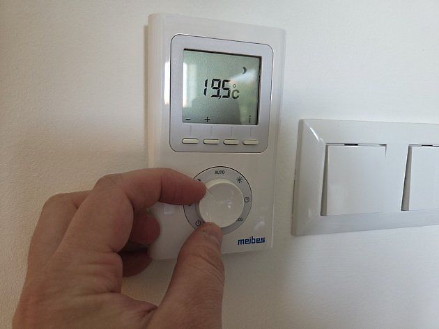 Výnosy z prodeje povolenek se částečně vrátí lidem skrze Sociální klimatický fond, z něhož bude možné financovat mimo jiné zateplení domů nebo modernizaci vytápění., zdroj: Jan Dvořáček
