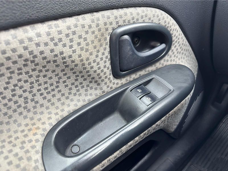 Renault Clio 1,2i 43kW - fotka 17 z 21