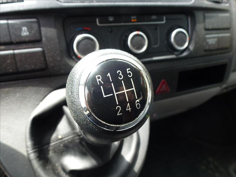 Volkswagen Transporter 2,0 TDI Long L2 Klima 6 míst - fotka 32 z 44