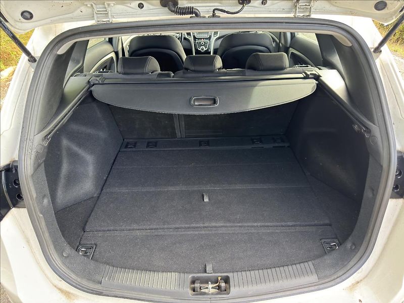 Hyundai i30 1,6 MPI Trikolor - fotka 10 z 16