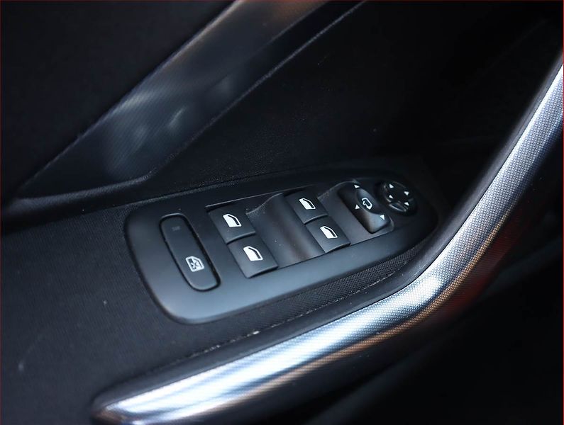 Peugeot 2008 (2019) 1.2 PureTech, Automat, Navi - fotka 17 z 22