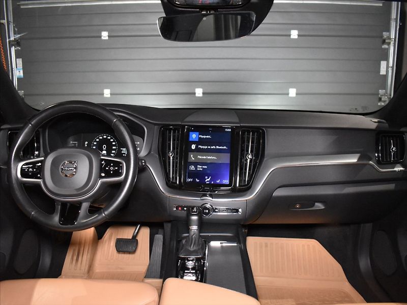 Volvo XC60 2,0 D4 AWD Momentum Tažné,BLIS - fotka 13 z 20