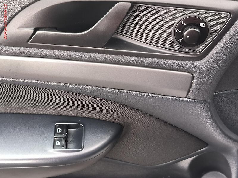 Škoda Octavia (2012) 2.0 TDi, ČR, Active, zámek - fotka 15 z 16