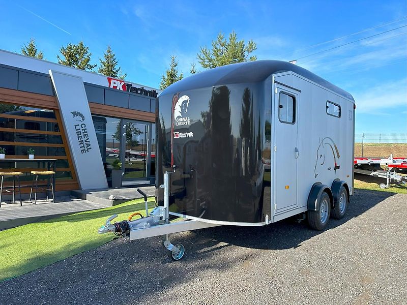 Cheval Liberté (2026) MAXI 3 ČERNÝ - fotka 3 z 28