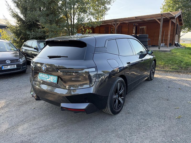 BMW iX xDrive40 SPORT H&K SkyLounge - fotka 6 z 33