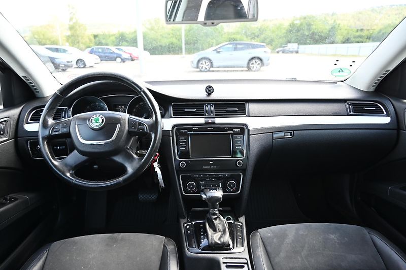 Škoda Superb 2.0TDI 125KW rezervace 3/2011 - fotka 10 z 43