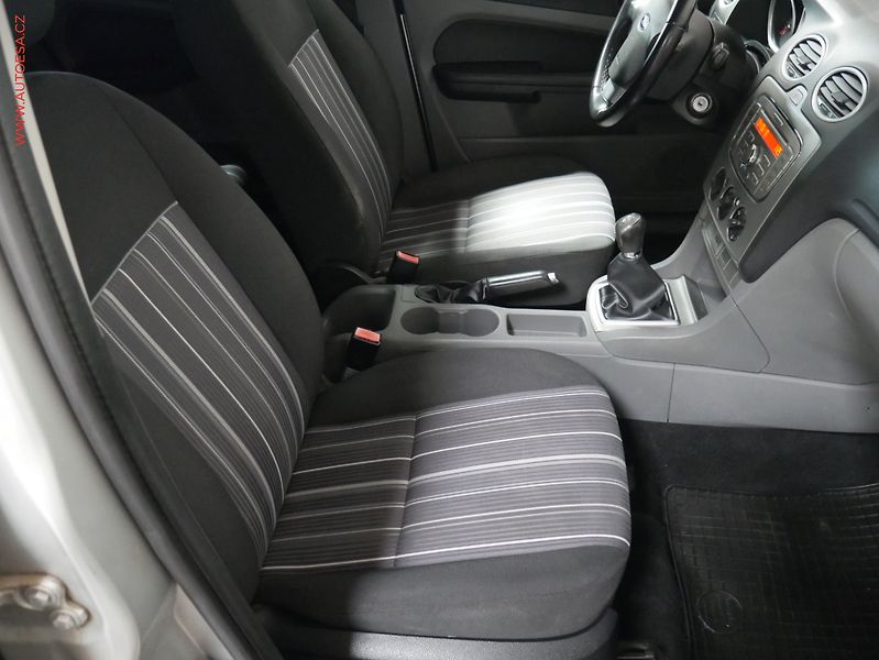Ford Focus (2009) 1.6i, AC, park.čidla - fotka 12 z 17