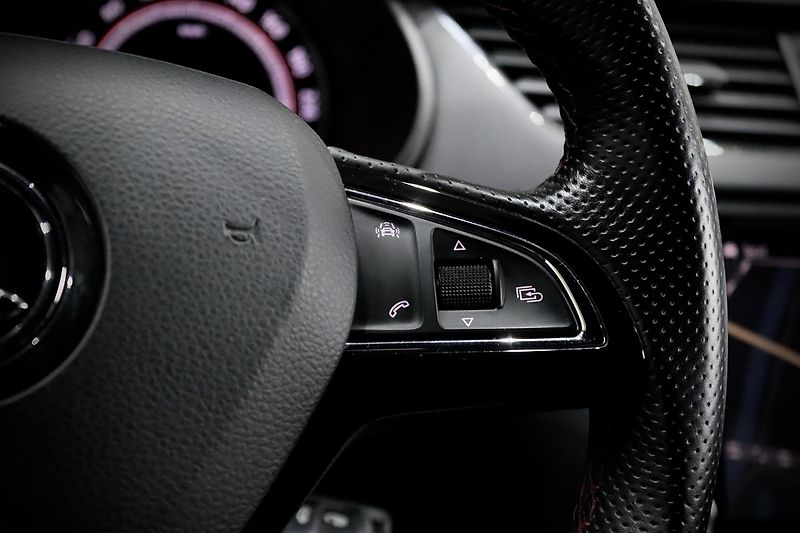 Škoda Octavia 3 FL Combi 2.0 TSI 169 kW RS - fotka 25 z 39
