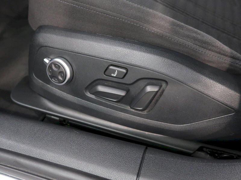 Audi A4 (2019) 40TDI 140KW 4x4 WEBASTO NAVI - fotka 14 z 39