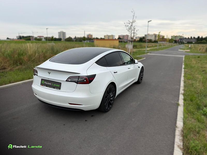 Tesla Model 3 (2021) bílý interiér | 513 koní - fotka 4 z 7