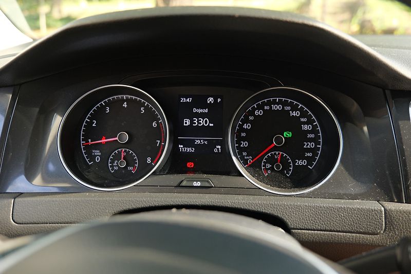 Volkswagen Golf 1.5 TSI DSG CarPlay ACC Senzor - fotka 20 z 31