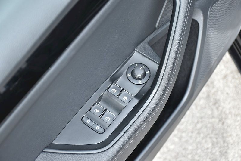 Škoda Superb (2023) L&K 2.0 TDI 110kW DSG - fotka 32 z 35