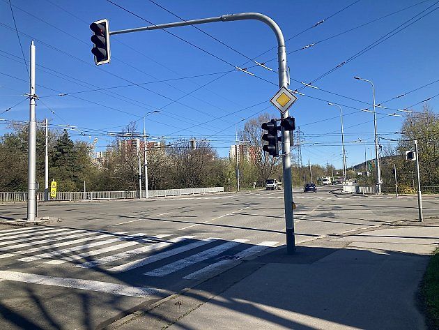 Rušné křížení Jedovnické a Novolíšeňské ulice v Brně v budoucnu dozná změn. Zmodernizují tam semafory., zdroj: Deník/Terezie Heinz