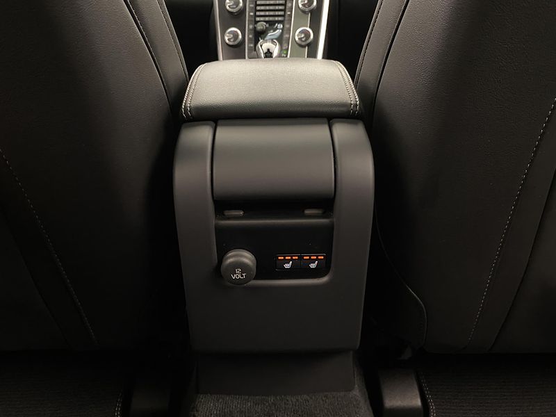 Volvo XC60 D5 AWD R-DESIGN AUT REZERVACE - fotka 32 z 52