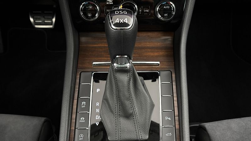 Škoda Superb 2.0 TDI DSG 4x4 Scout Combi - fotka 24 z 29