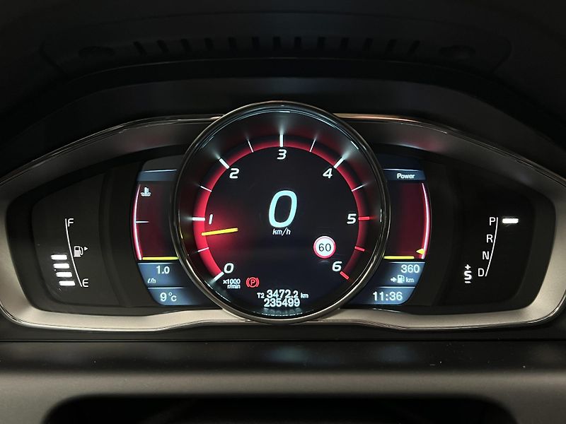 Volvo XC60 D5 AWD SUMMUM AUT CZ - fotka 20 z 38