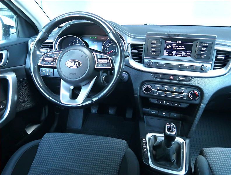 Kia Ceed (2022) Fresh 1.6 CRDi MHEV, ČR,1.maj - fotka 7 z 15
