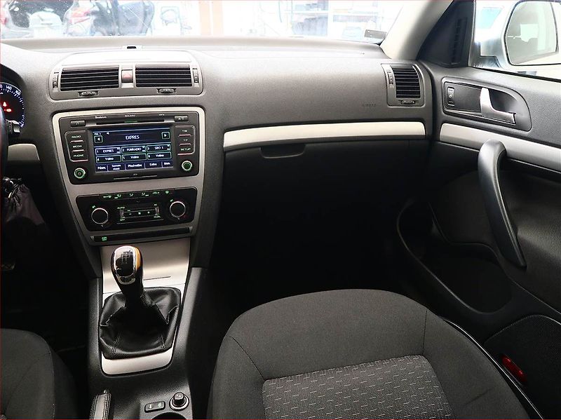 Škoda Octavia (2013) 1.6 TDI, Park. senzory - fotka 8 z 15