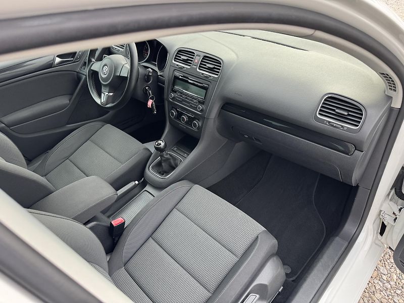 Volkswagen Golf 1,4TSi,rezervace - fotka 25 z 34