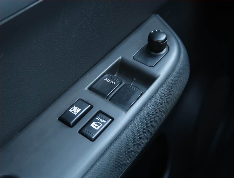 Suzuki Swift (2008) 1.3 i, Vyhř. sedaček - fotka 15 z 17